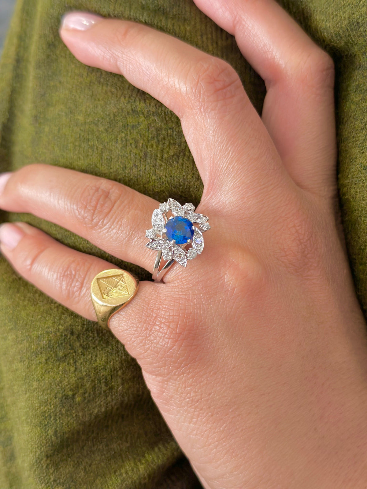 Marguerite ring in white gold, sapphire and diamond