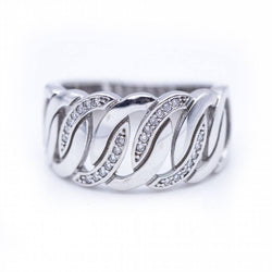 Bague large en or blanc avec diamants.