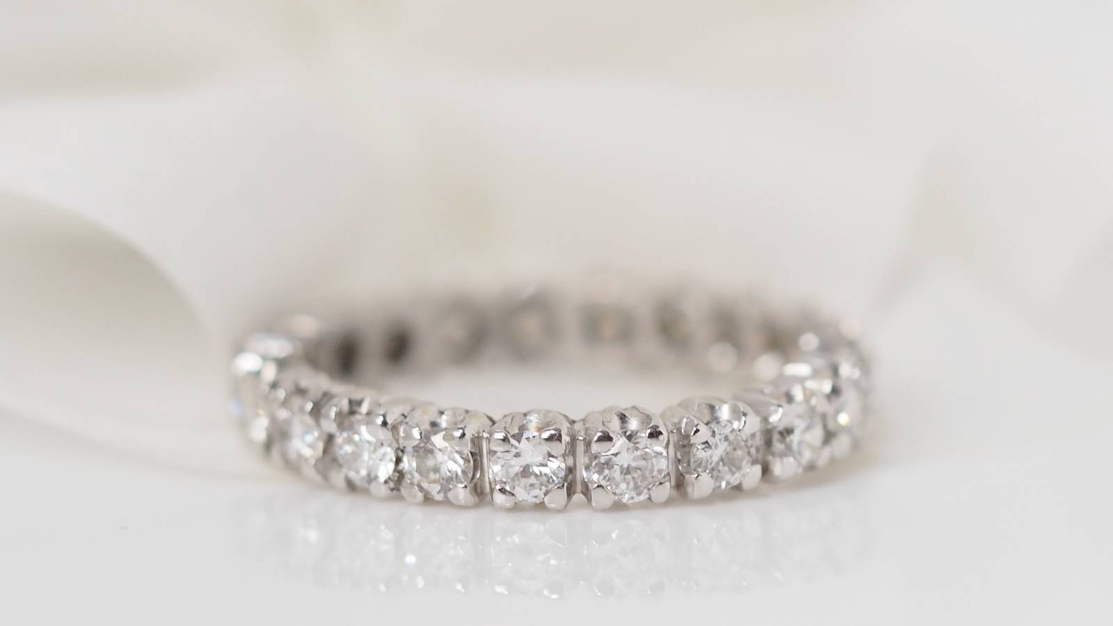 Alliance en or blanc et diamants