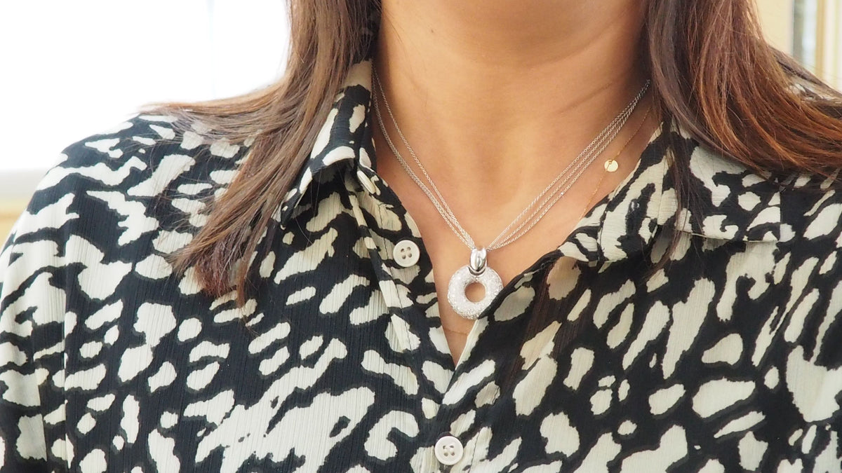 White gold and diamond necklace 