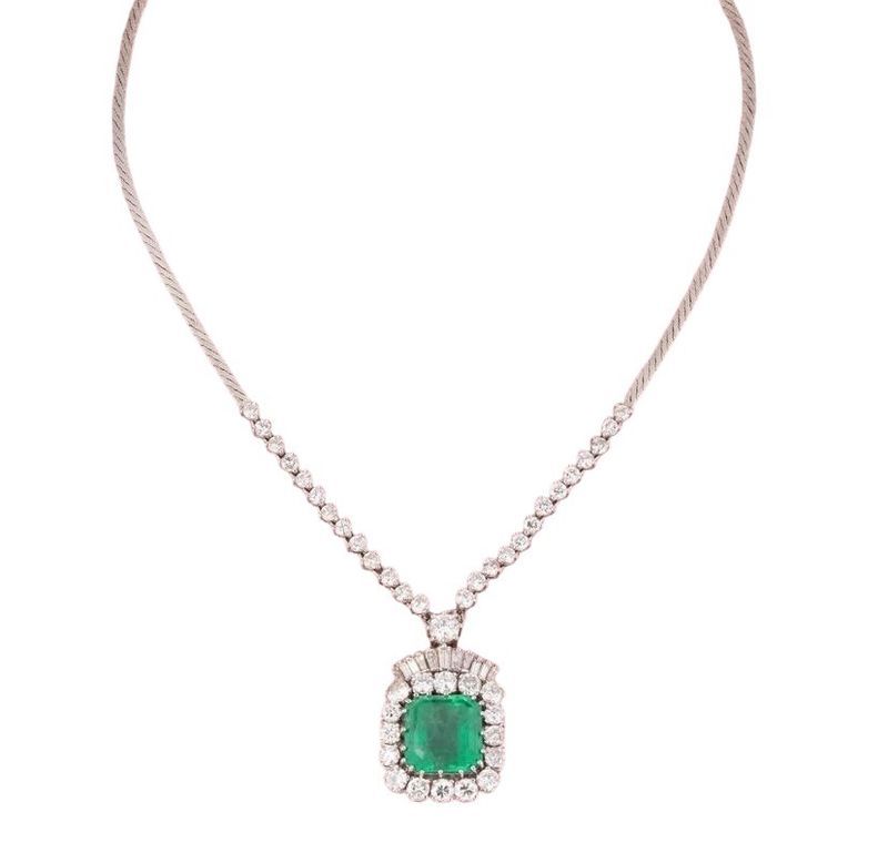 Magnifique collier en or blanc 18k centrée d’une émeraude de Colombie de 14.27 C
