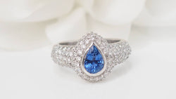 Bague en or blanc, saphir de Ceylan et diamants