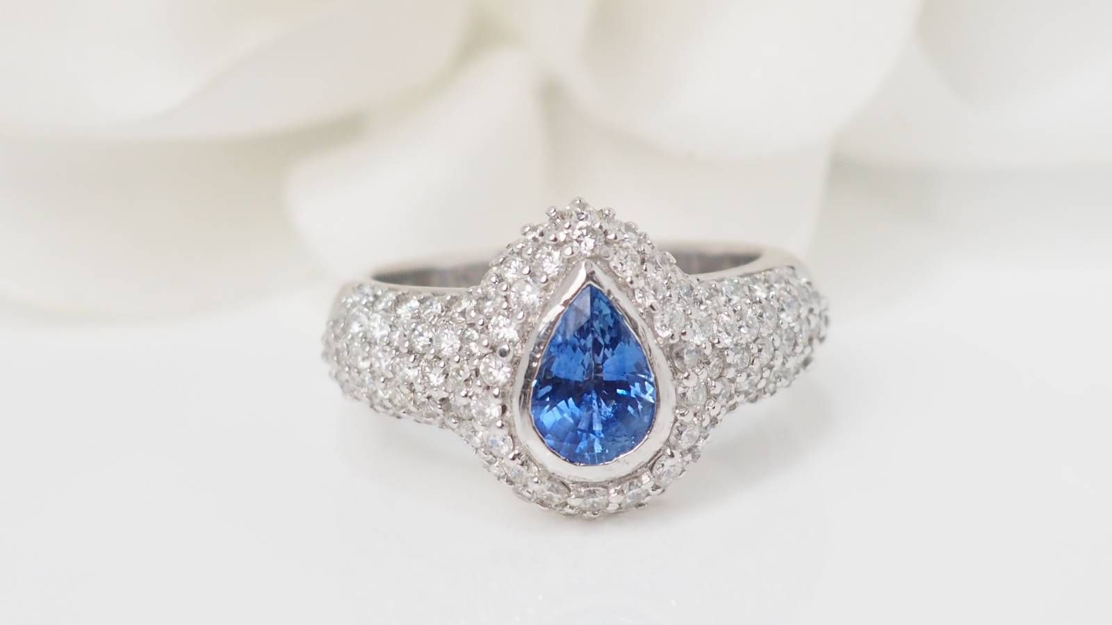 Bague en or blanc, saphir de Ceylan et diamants