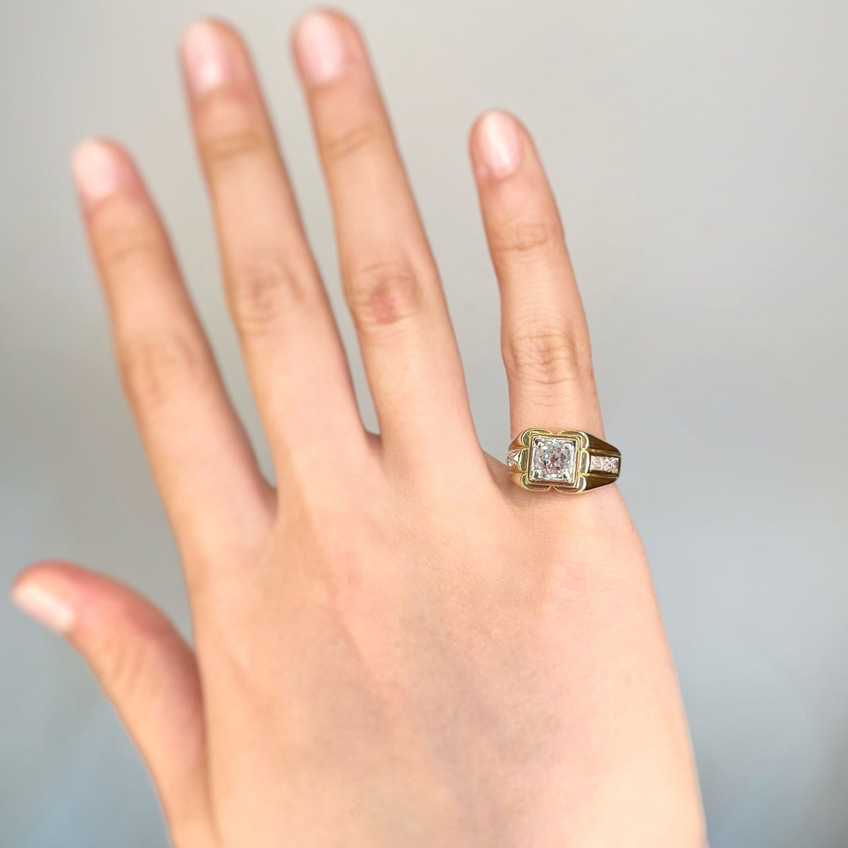 Signet ring in yellow gold and diamonds