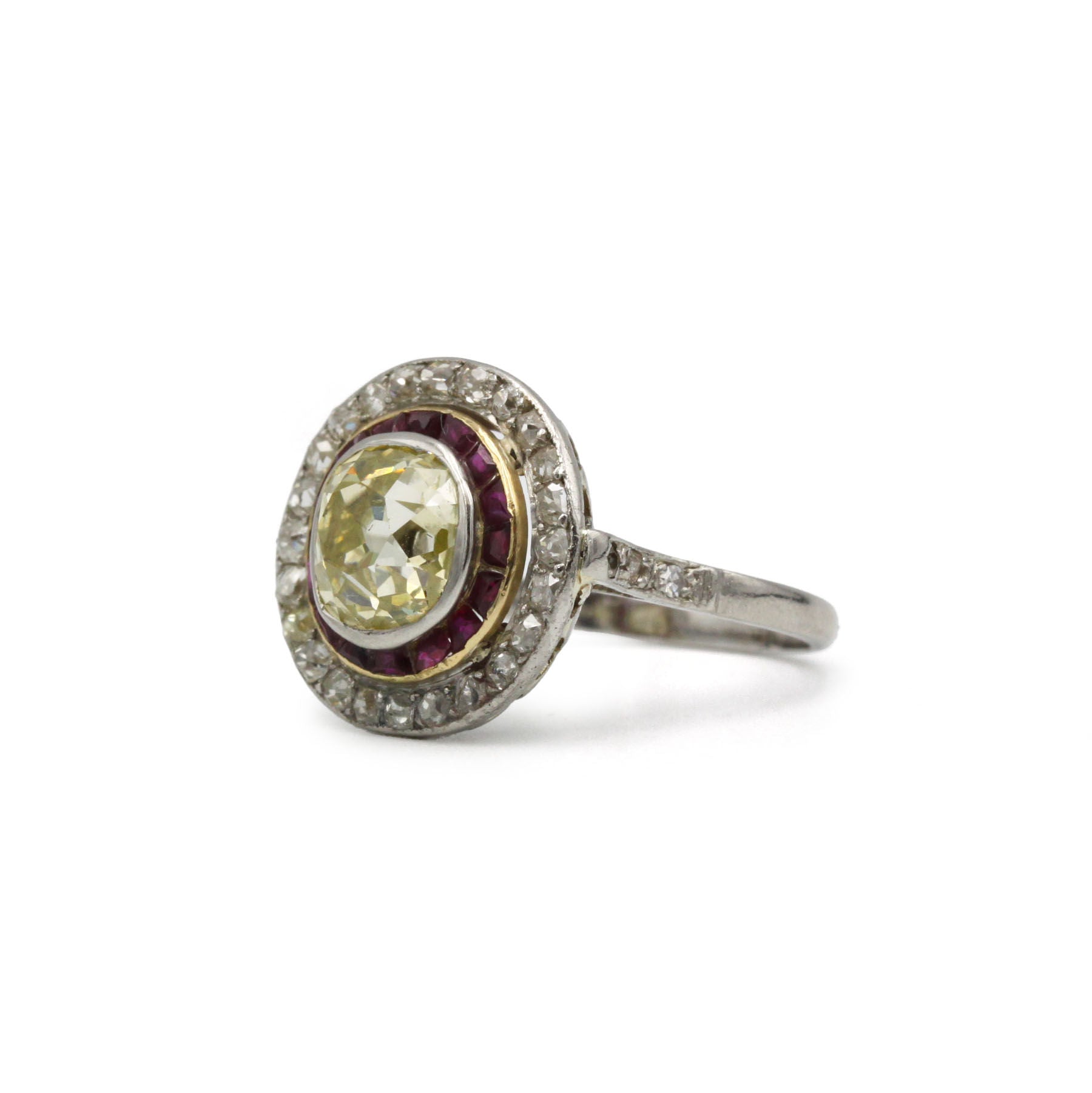Bague art deco en platine et diamant jaune et rubis