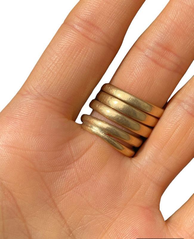 Bague composée d'un corps de serpent enroulé, en or jaune 18k