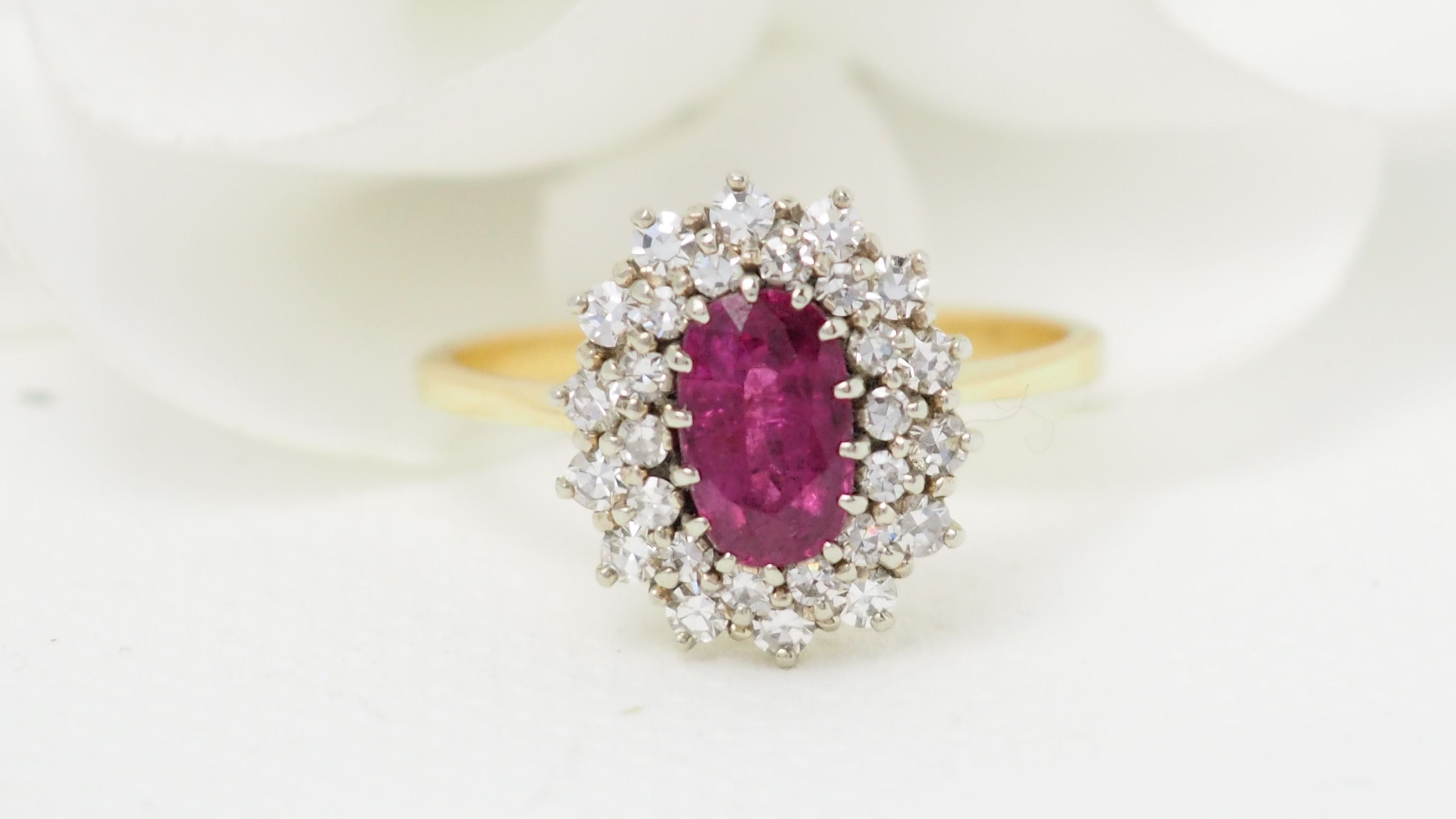 Bague Entourage E En Or Jaune, Rubis Et Diamants