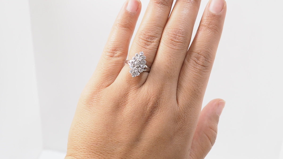 Marquise ring in white gold and diamonds 