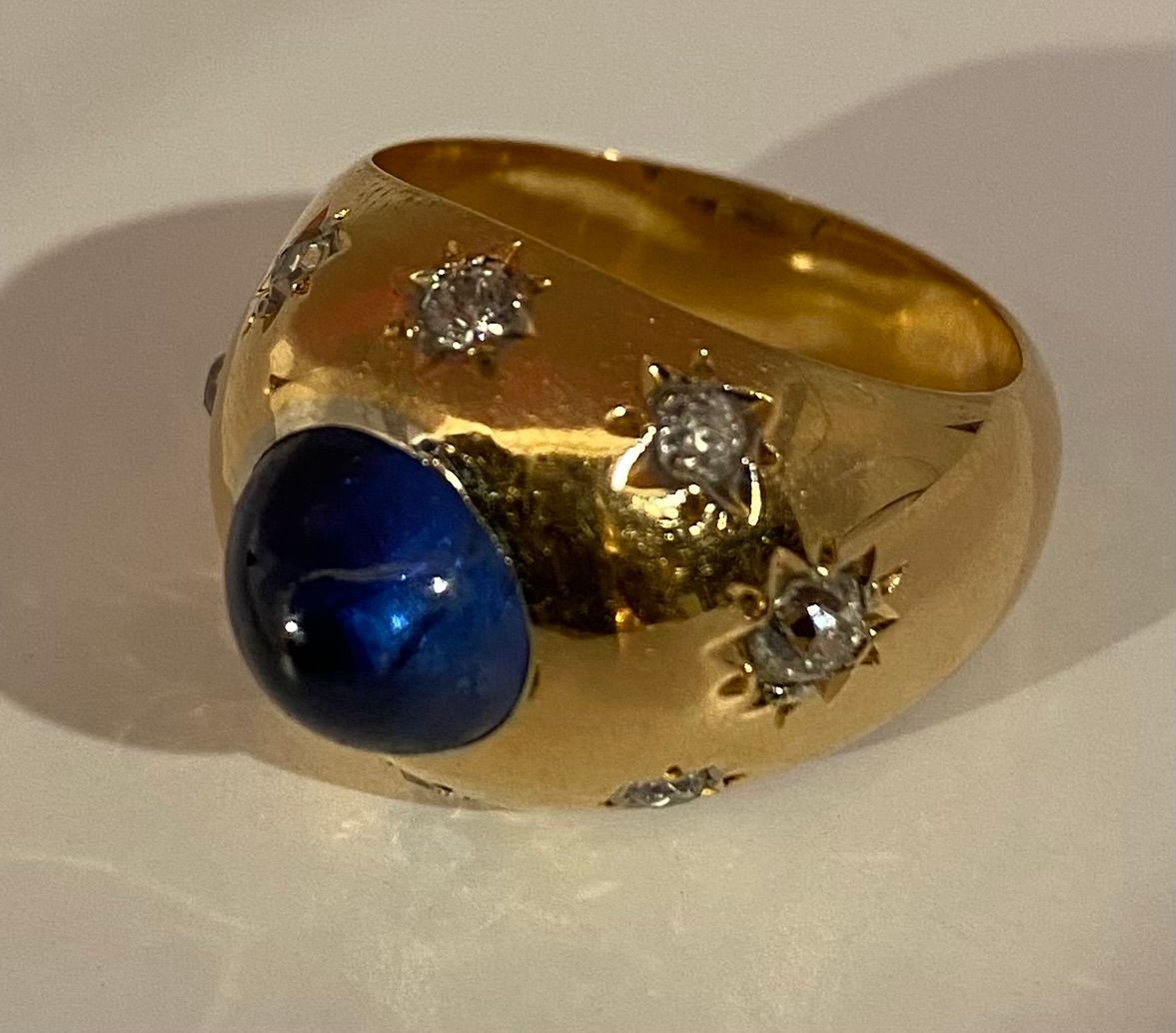 18-carat gold ring, 5.10 ct unheated Ceylon cabochon sapphire circa 1940