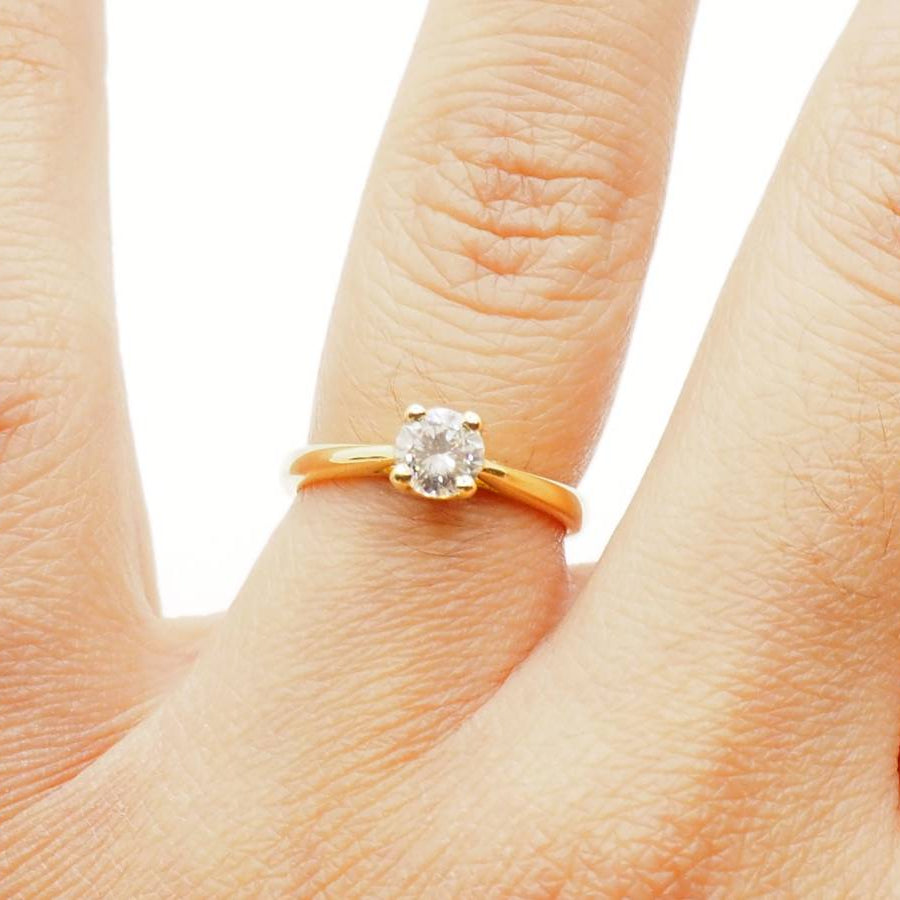 Bague solitaire en or jaune et diamant