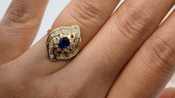 Bague entourage en or jaune, saphir et diamants baguettes