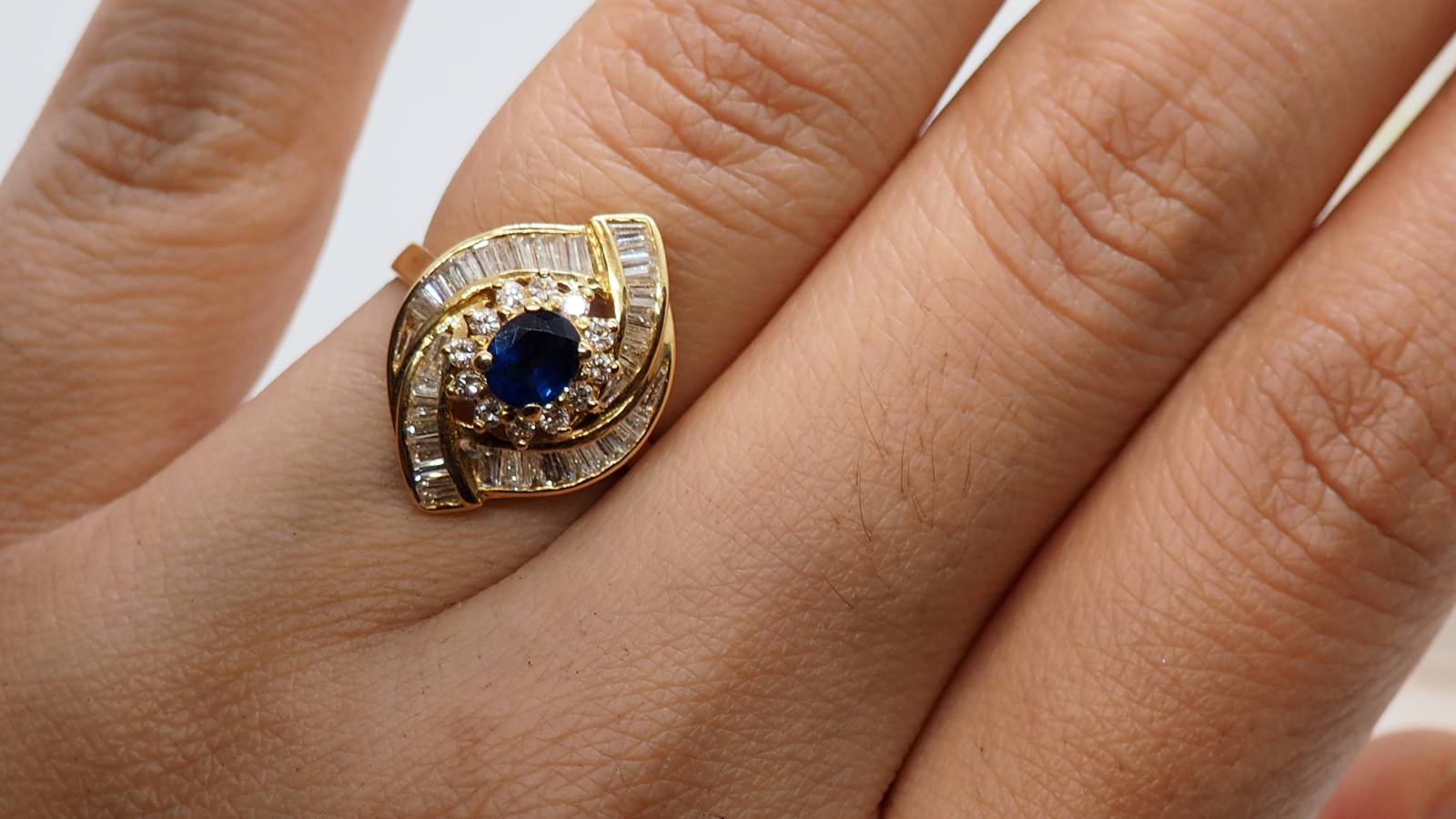 Bague entourage en or jaune, saphir et diamants baguettes