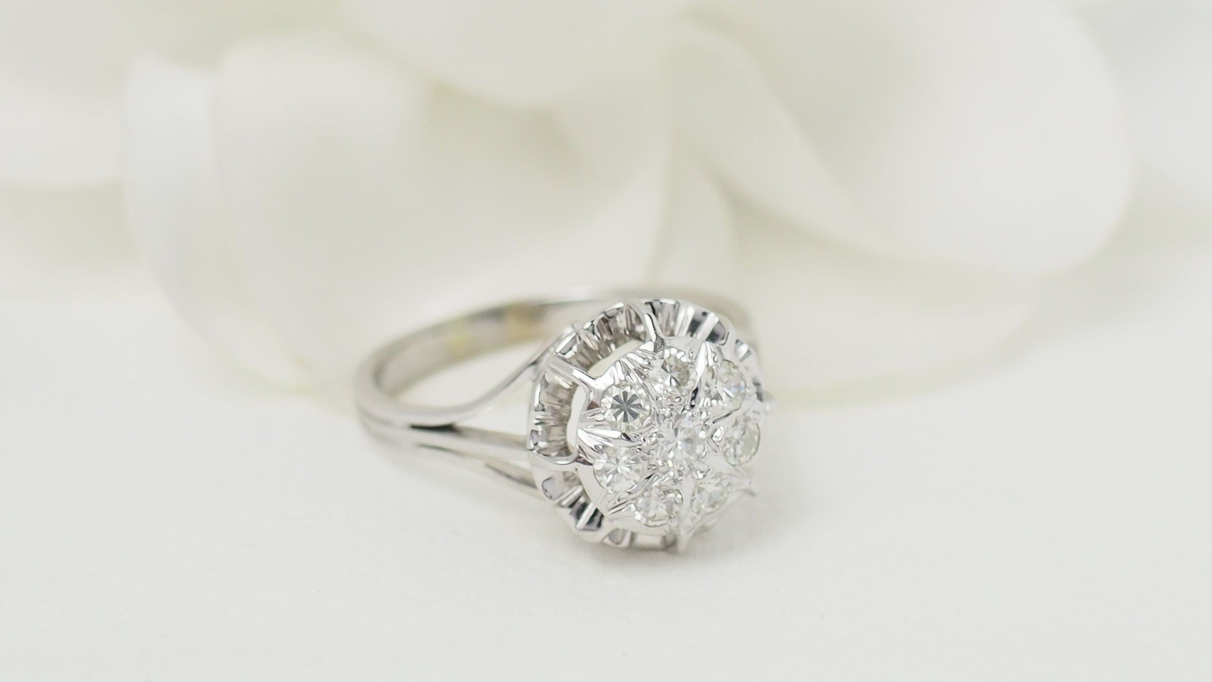 Bague vintage en or blanc et diamants