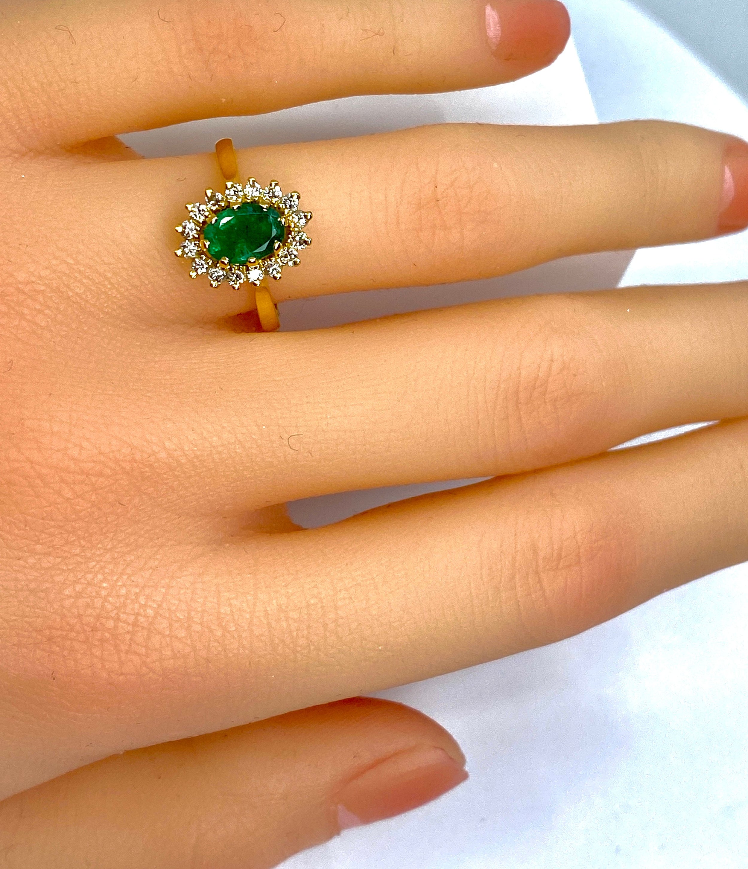 Bague marguerite en or 18 carats en émeraude et diamants