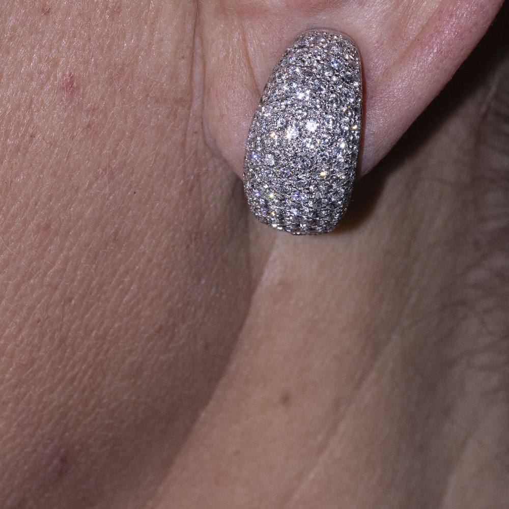 Boucles d'oreilles TAUBE en or blanc avec pavé de diamants