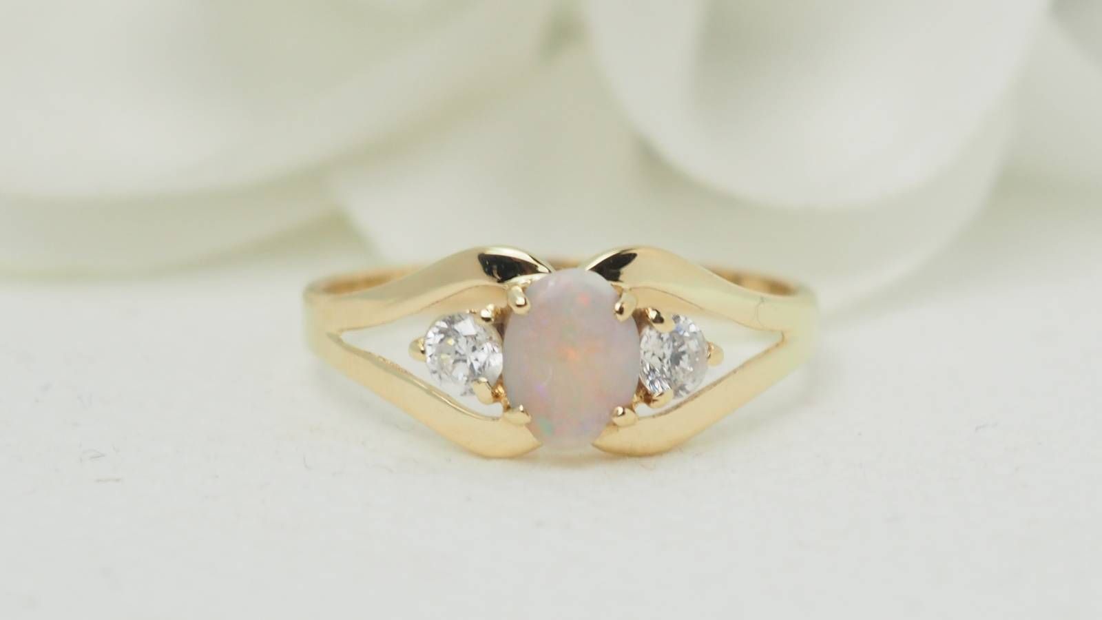 Bague vintage en or jaune et Opale