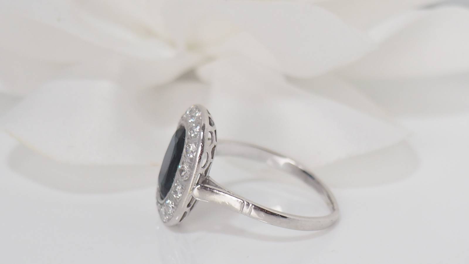 Bague en platine, saphir et diamants
