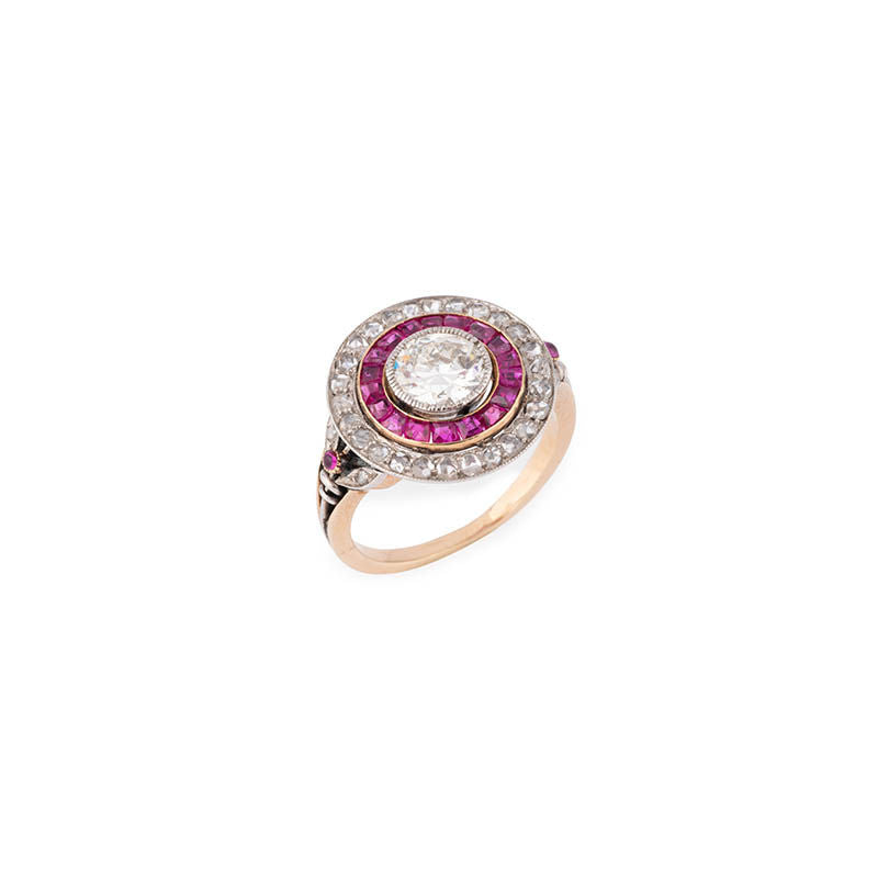 Bague Art Déco en or jaune, rubis et diamants