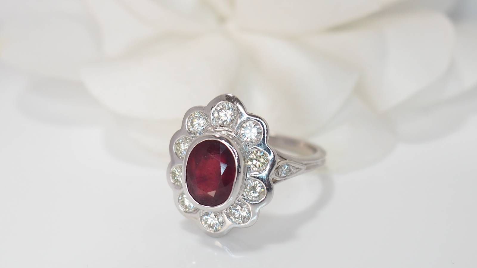 Entourage ring in white gold, rubies and diamonds 