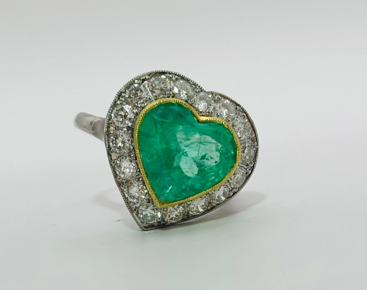 ANILLO IN PLATINUM AND GOLD WITH AN ESMERALDA AND DIAMONDS 