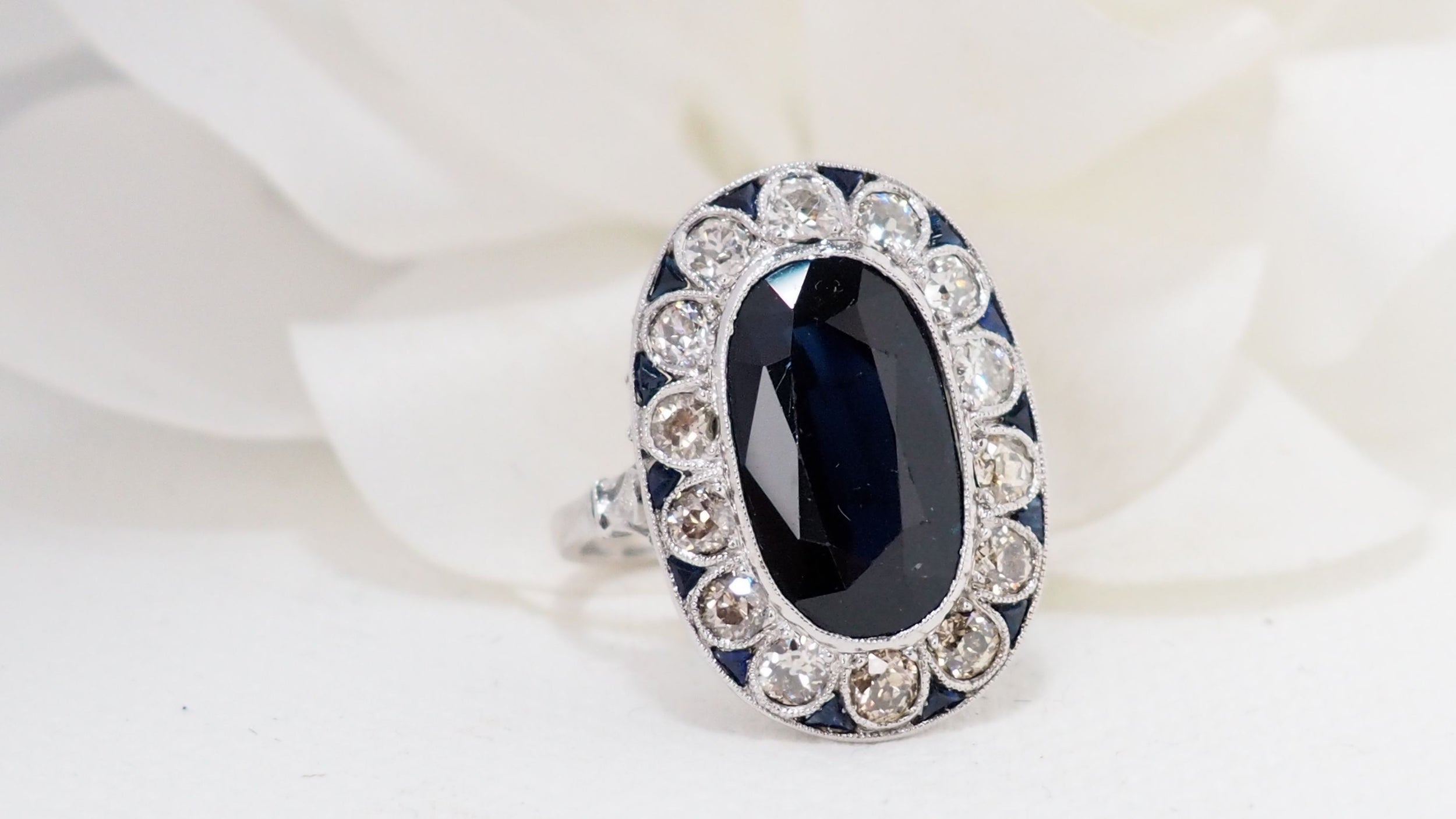 Bague pompadour en platine, saphir et diamants