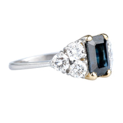 Bague Saphir taille émeraude en or blanc et diamants