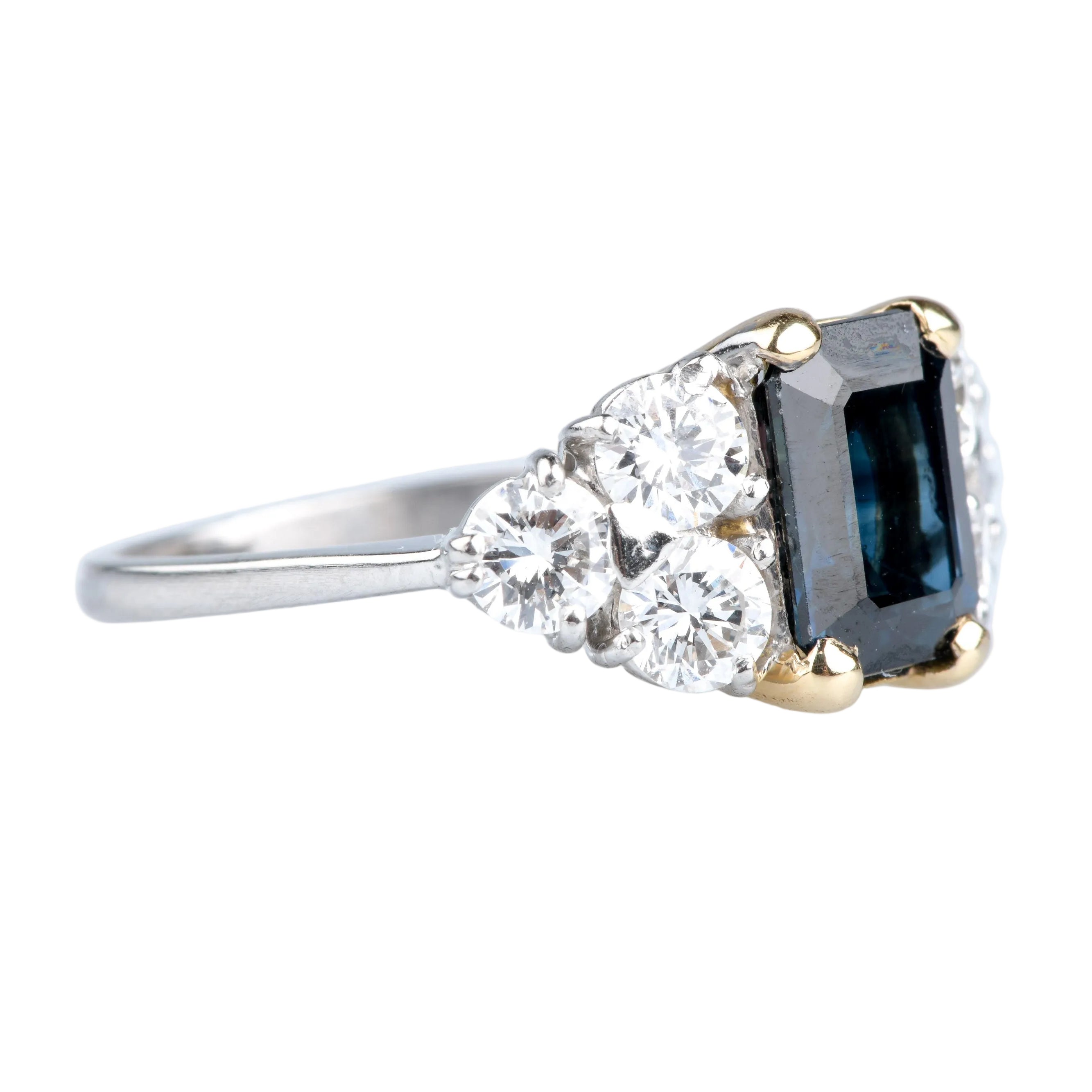 Bague Saphir taille émeraude en or blanc et diamants