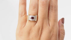 Bague ruban en or bicolore, diamants et rubis