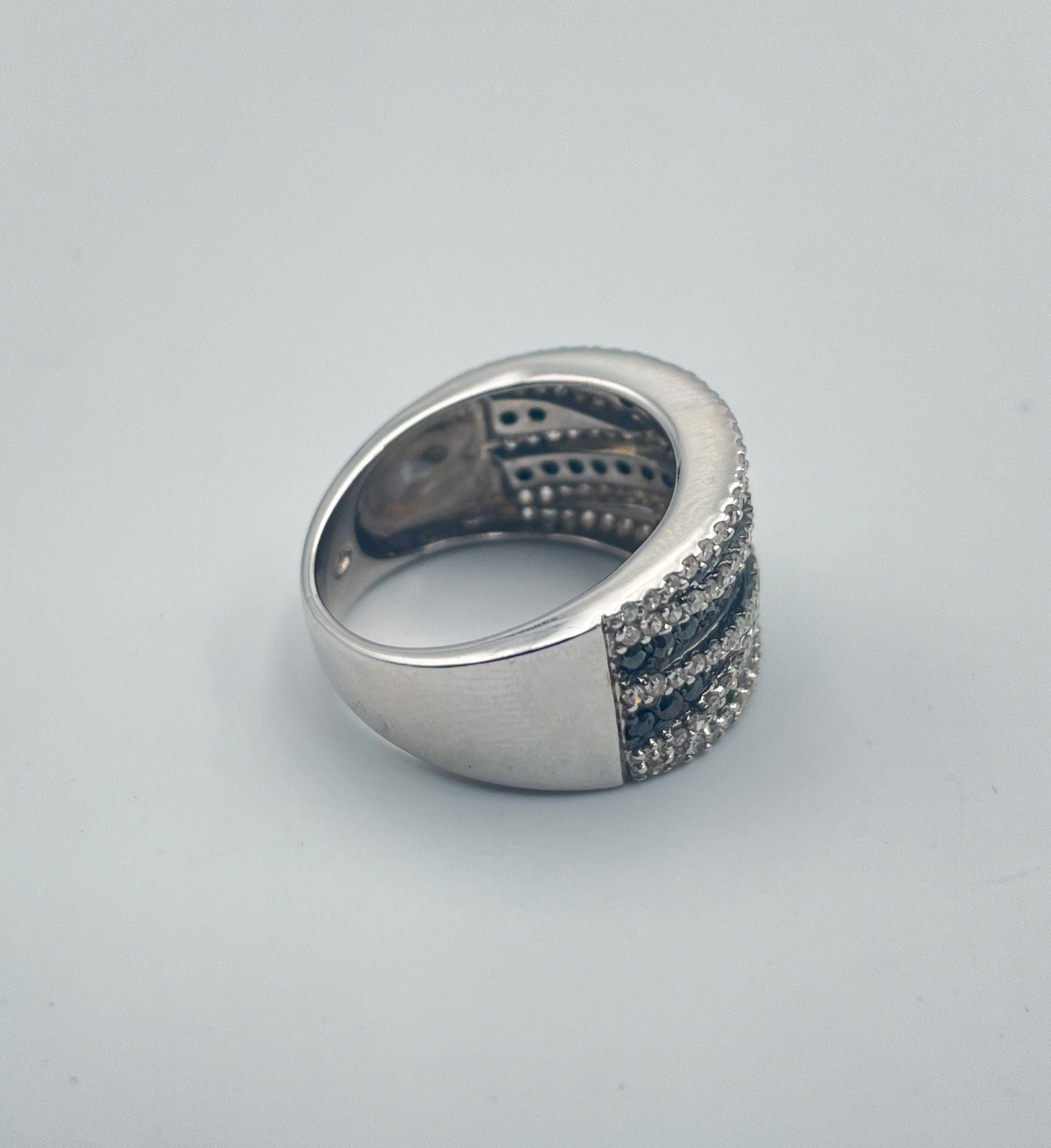 Bague bandeau diamants blancs et noirs