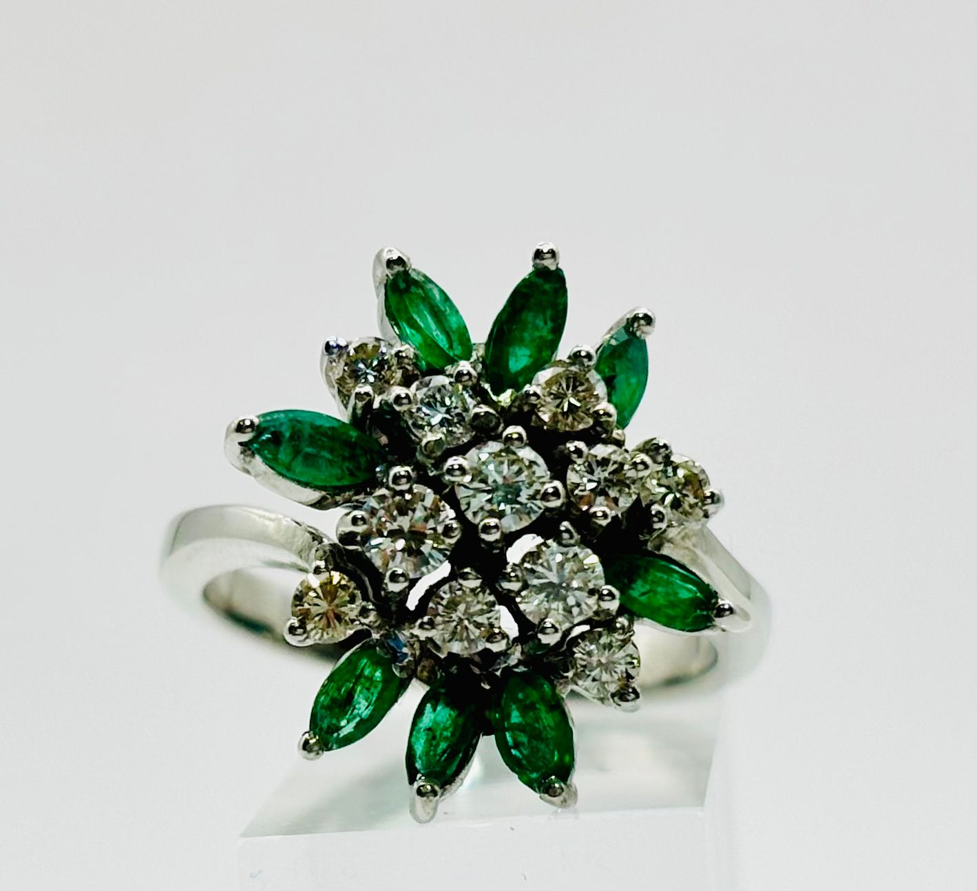 ANILLO EN ORO CON ESMERALDAS Y DIAMANTES