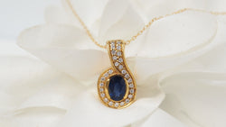 Pendentif et chaîne en or jaune, saphir et diamants