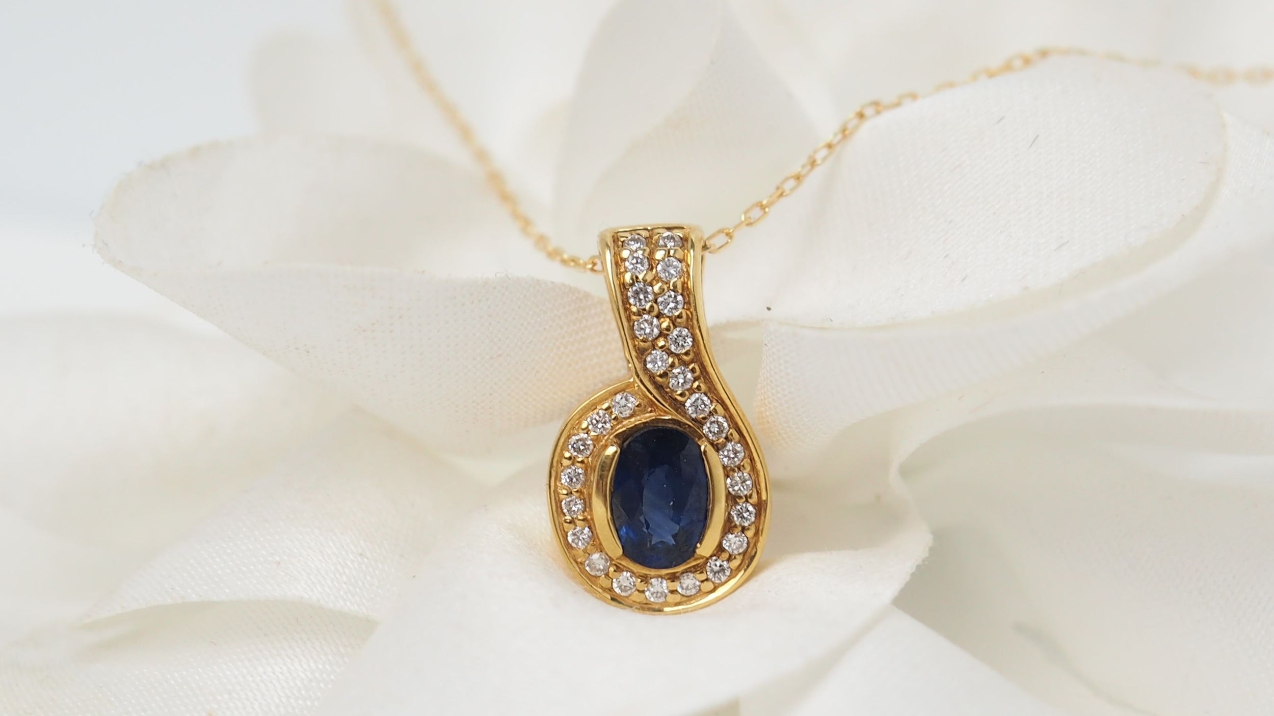 Pendentif et chaîne en or jaune, saphir et diamants