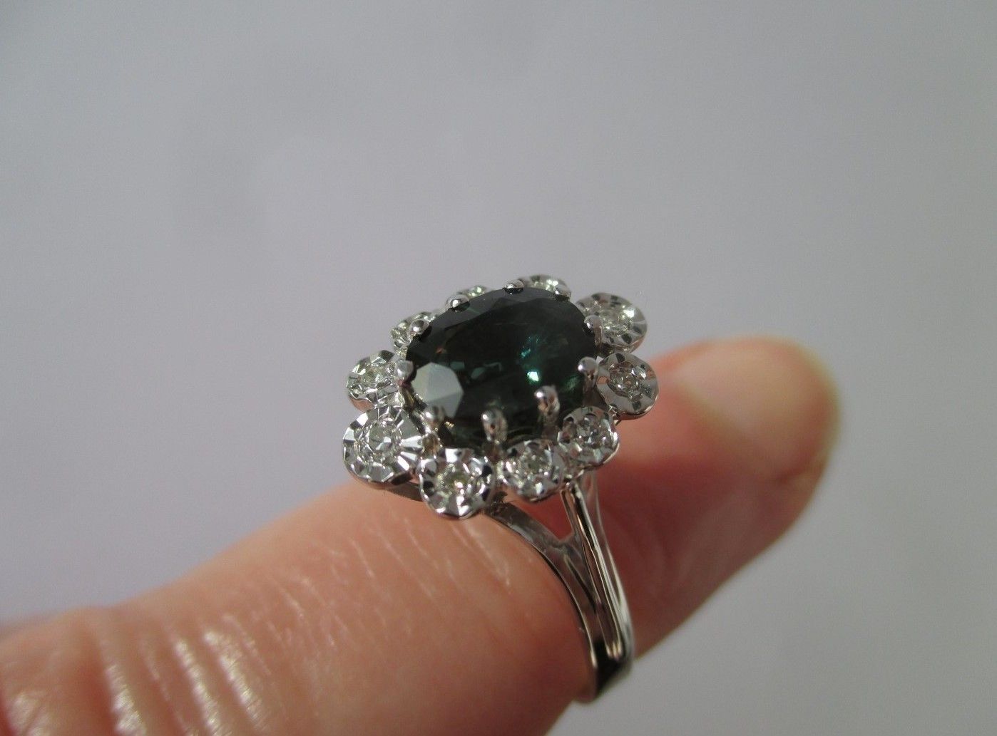 Ring POMPADOUR Green sapphire in white gold