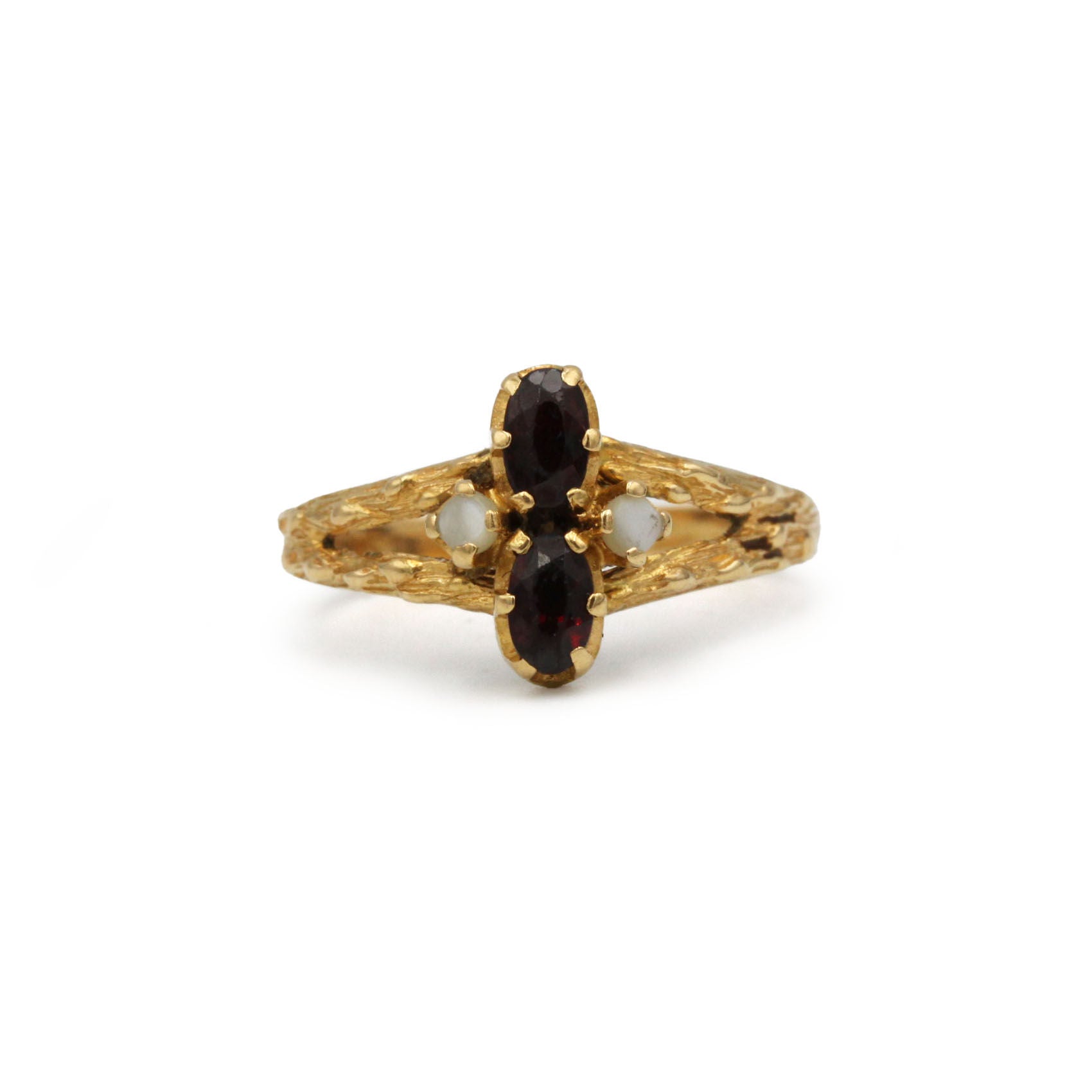 Bague en or jaune et grenats et opales