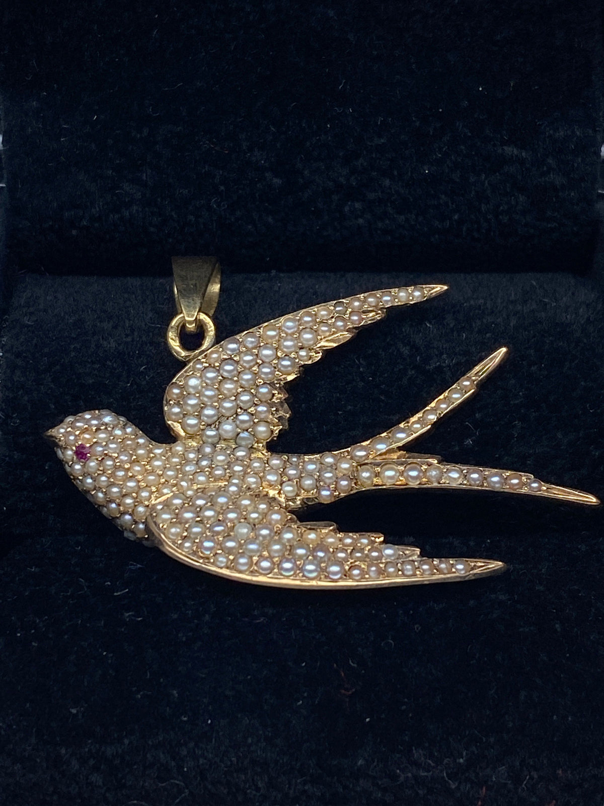 18-carat gold pendant: swallow made of fine pearls and rubies