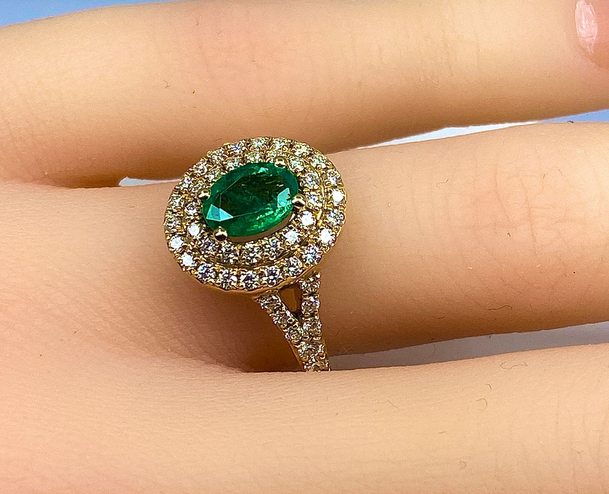 18-carat yellow gold ring adorned with an emerald and diamonds