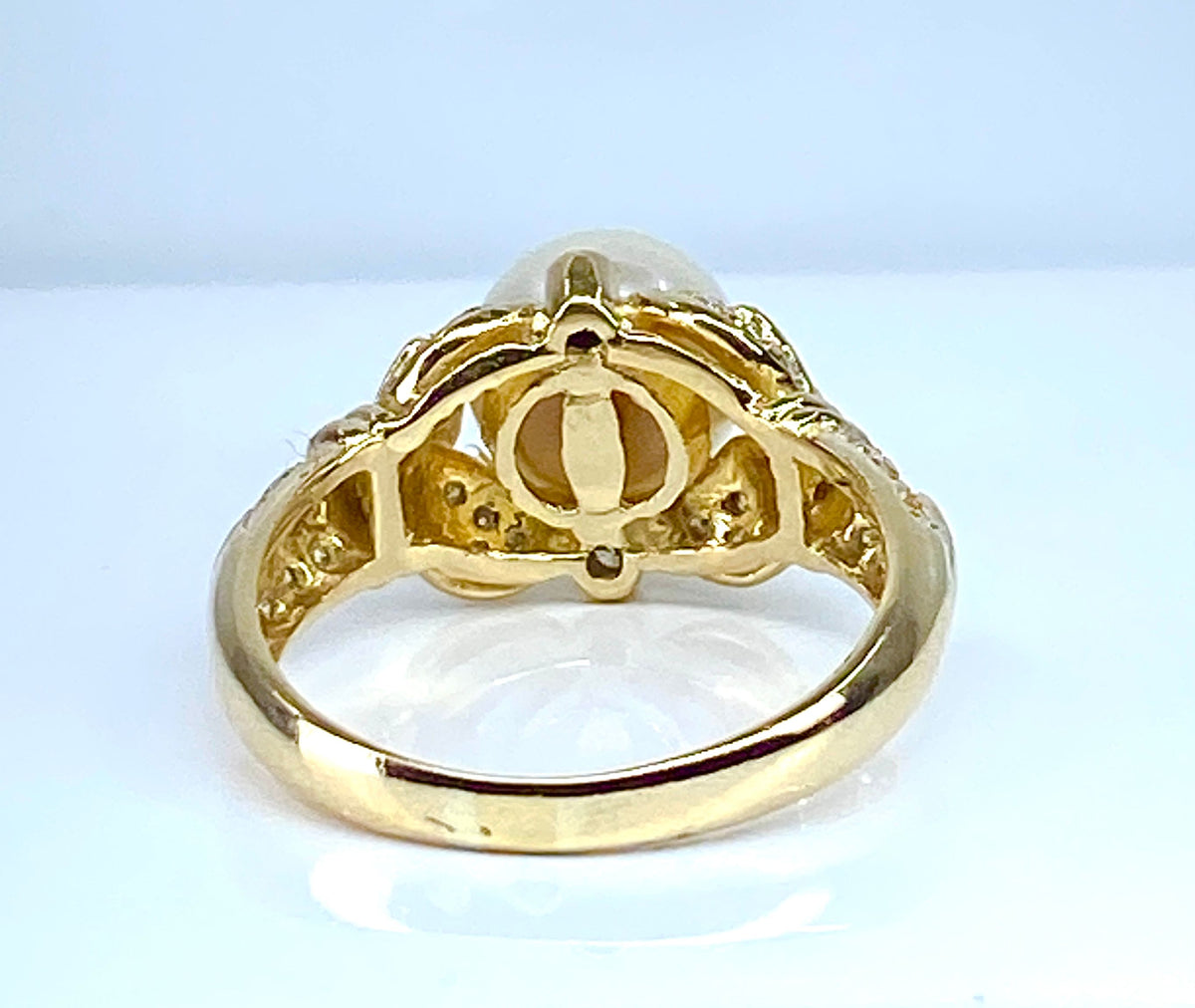 18-carat yellow gold ring, pearl and 38 diamonds.