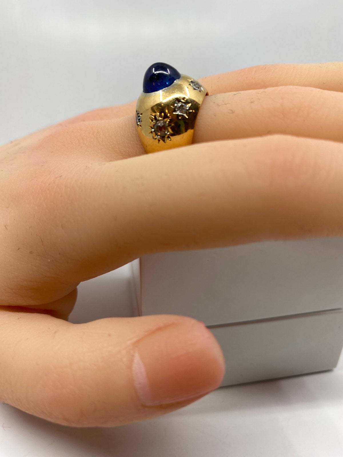 18-carat gold ring, 5.10 ct unheated Ceylon cabochon sapphire circa 1940