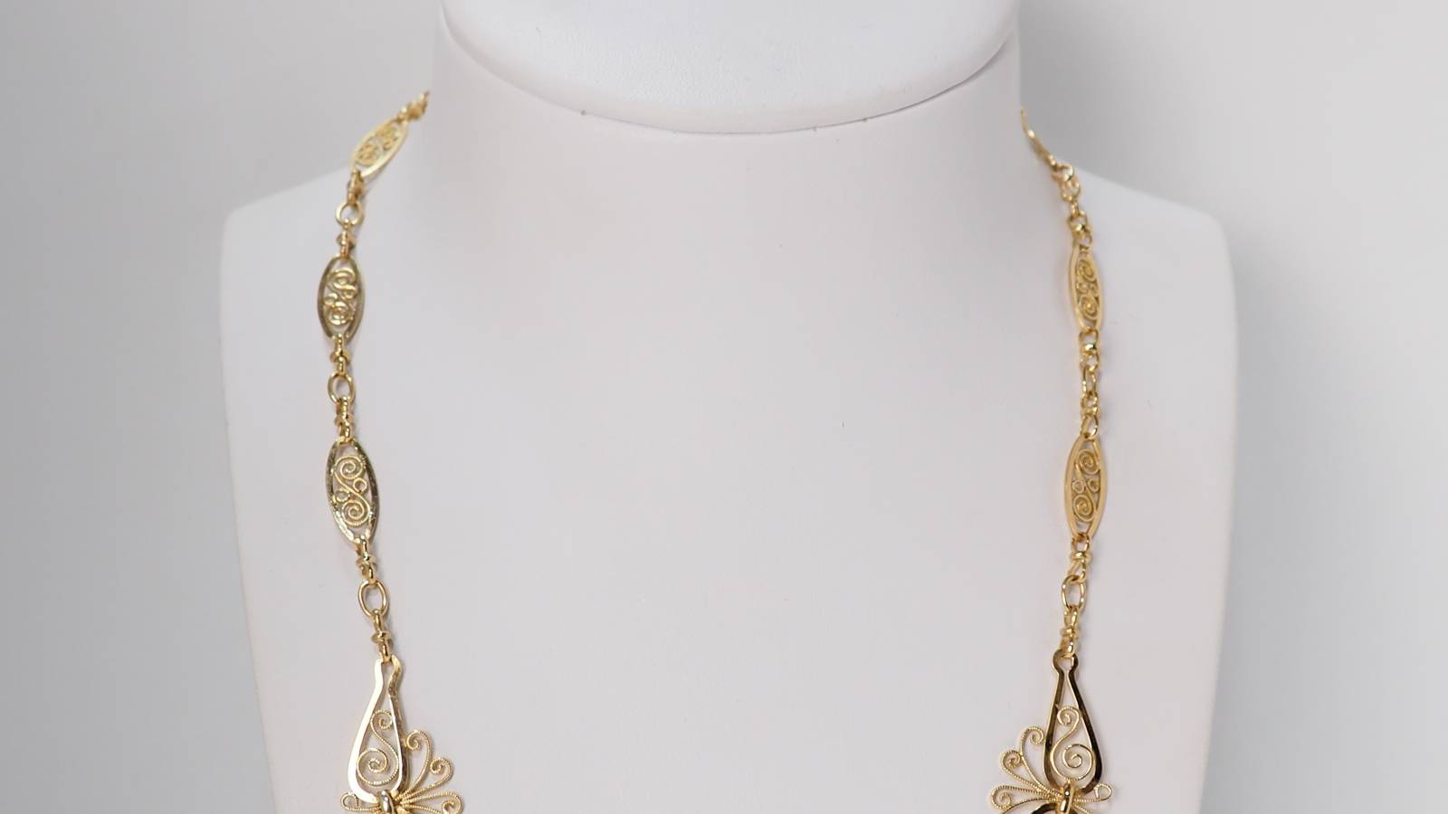 Antique drapery necklace in yellow gold 