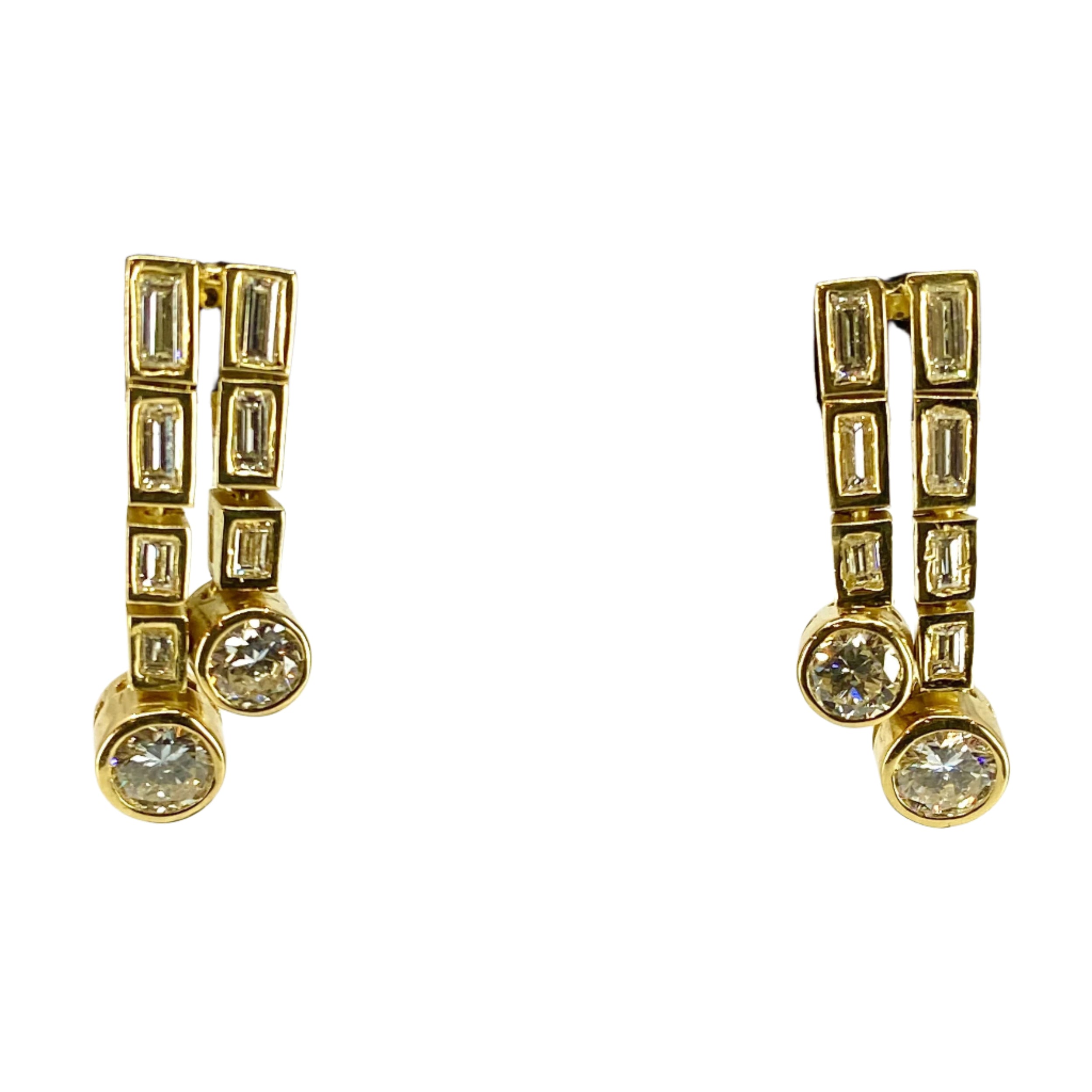 Boucles d’oreilles en or 18 carats en diamants baguettes et diamants ronds