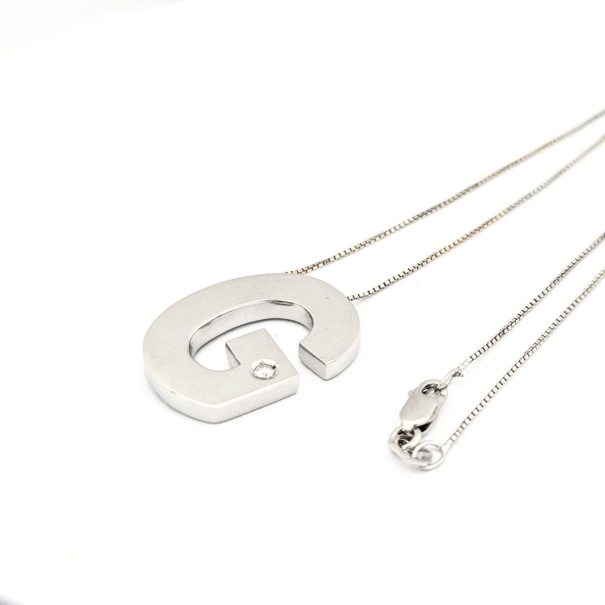Collier G en or blanc et diamant