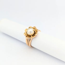 Bague florale en or jaune et perle