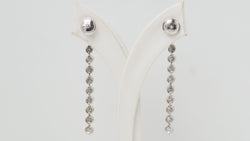 Boucles d'oreilles pendantes en or blanc et diamants
