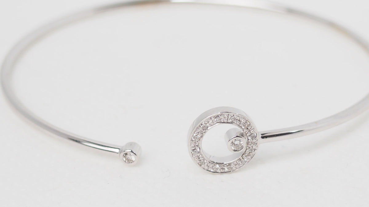Flexible bangle bracelet in white gold and diamonds