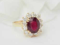 Ring ruby and diamonds surround