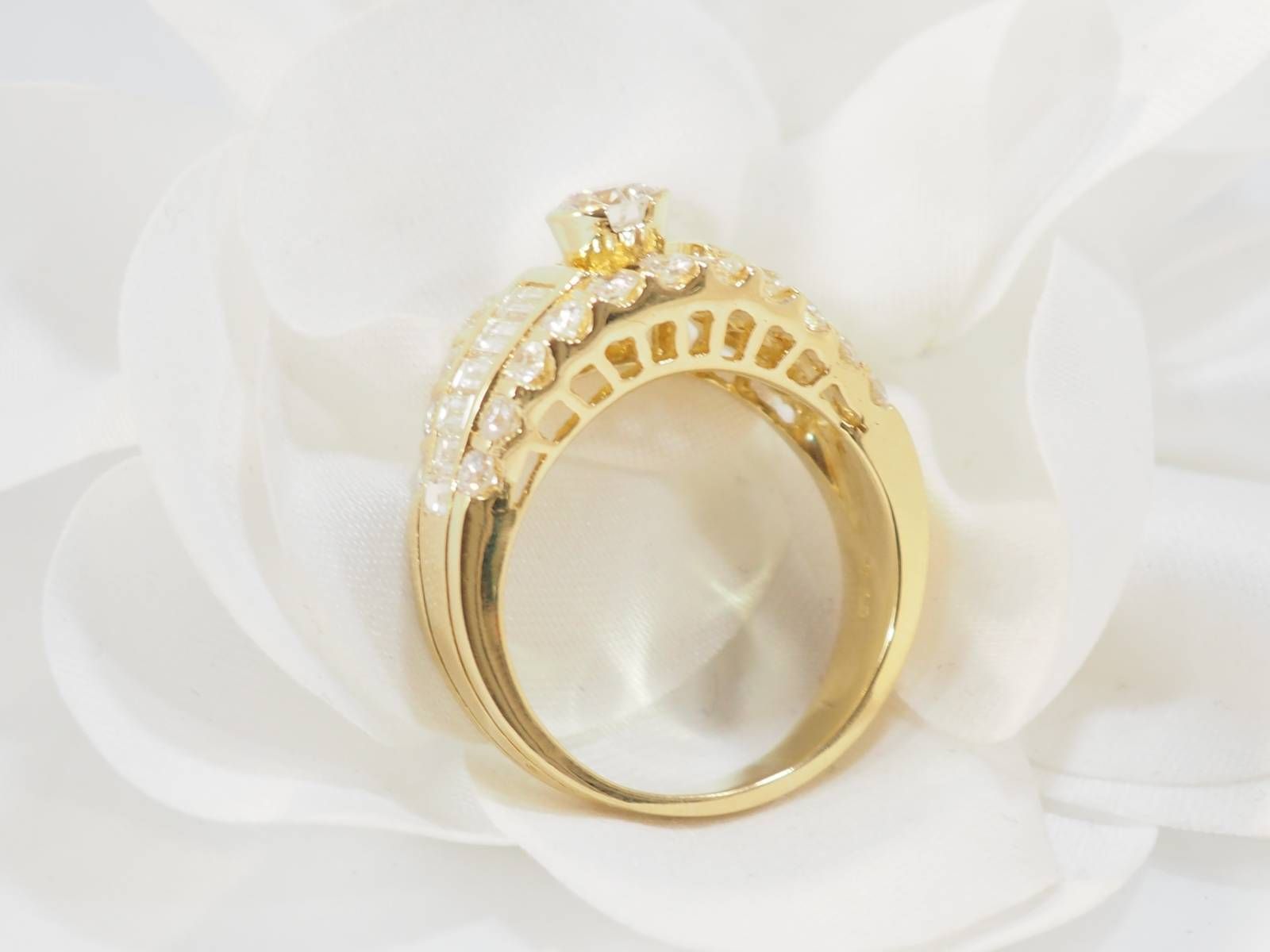 Ring solo in yellow gold and diamonds.