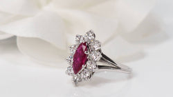 Bague entourage en or blanc, rubis et diamants