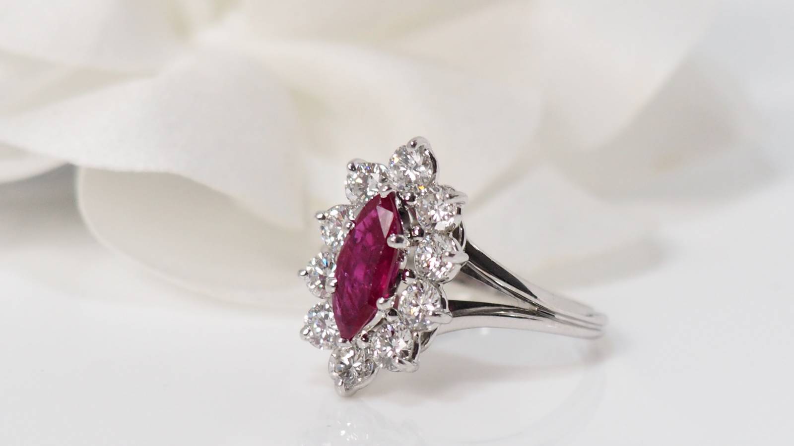 Bague entourage en or blanc, rubis et diamants