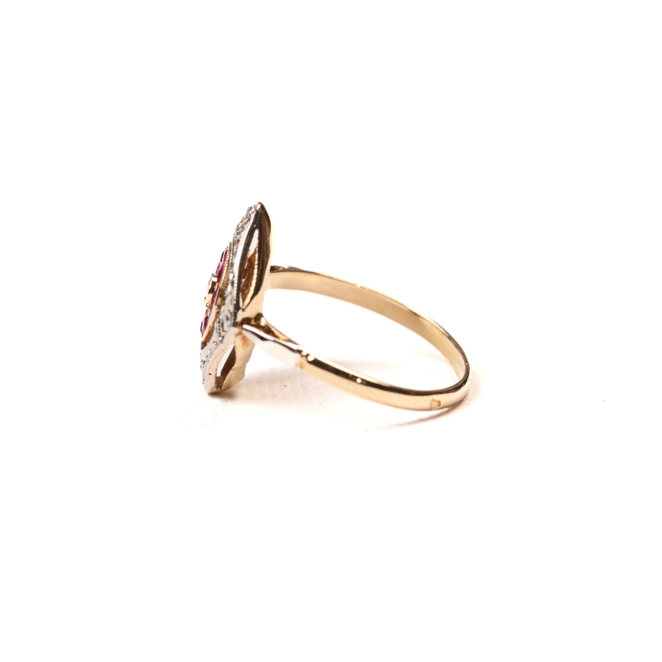 Bague marquise ancienne rubis et diamants en or deux tons