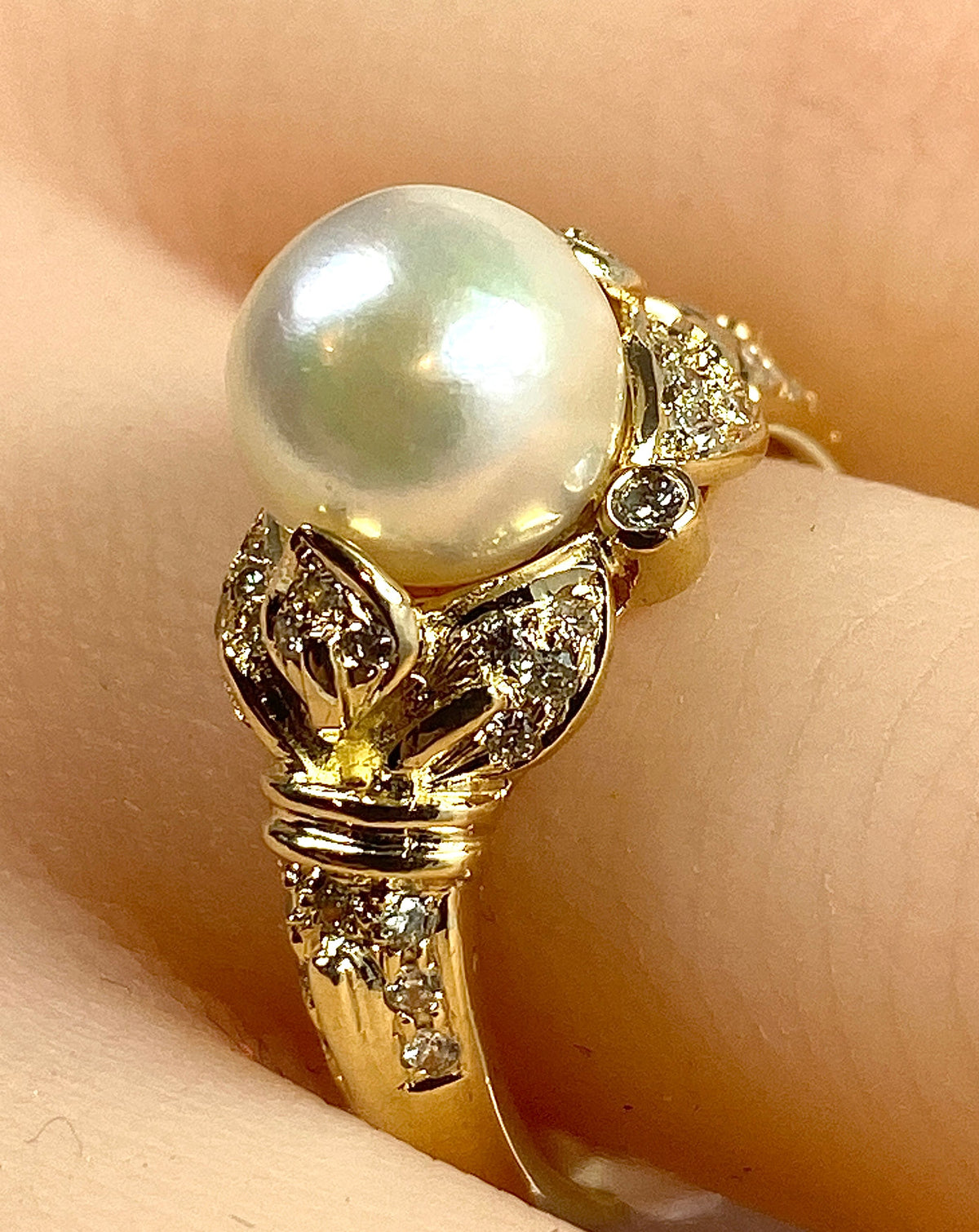 18-carat yellow gold ring, pearl and 38 diamonds.